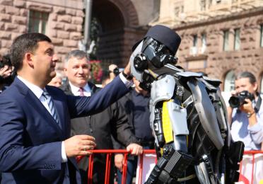 Prime Minister of Ukraine – Volodymyr Groysman with Total ROBOT QUARTZ
