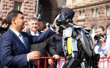 Prime Minister of Ukraine – Volodymyr Groysman with Total ROBOT QUARTZ
