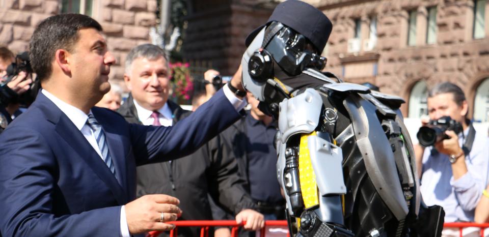 Prime Minister of Ukraine – Volodymyr Groysman with Total ROBOT QUARTZ
