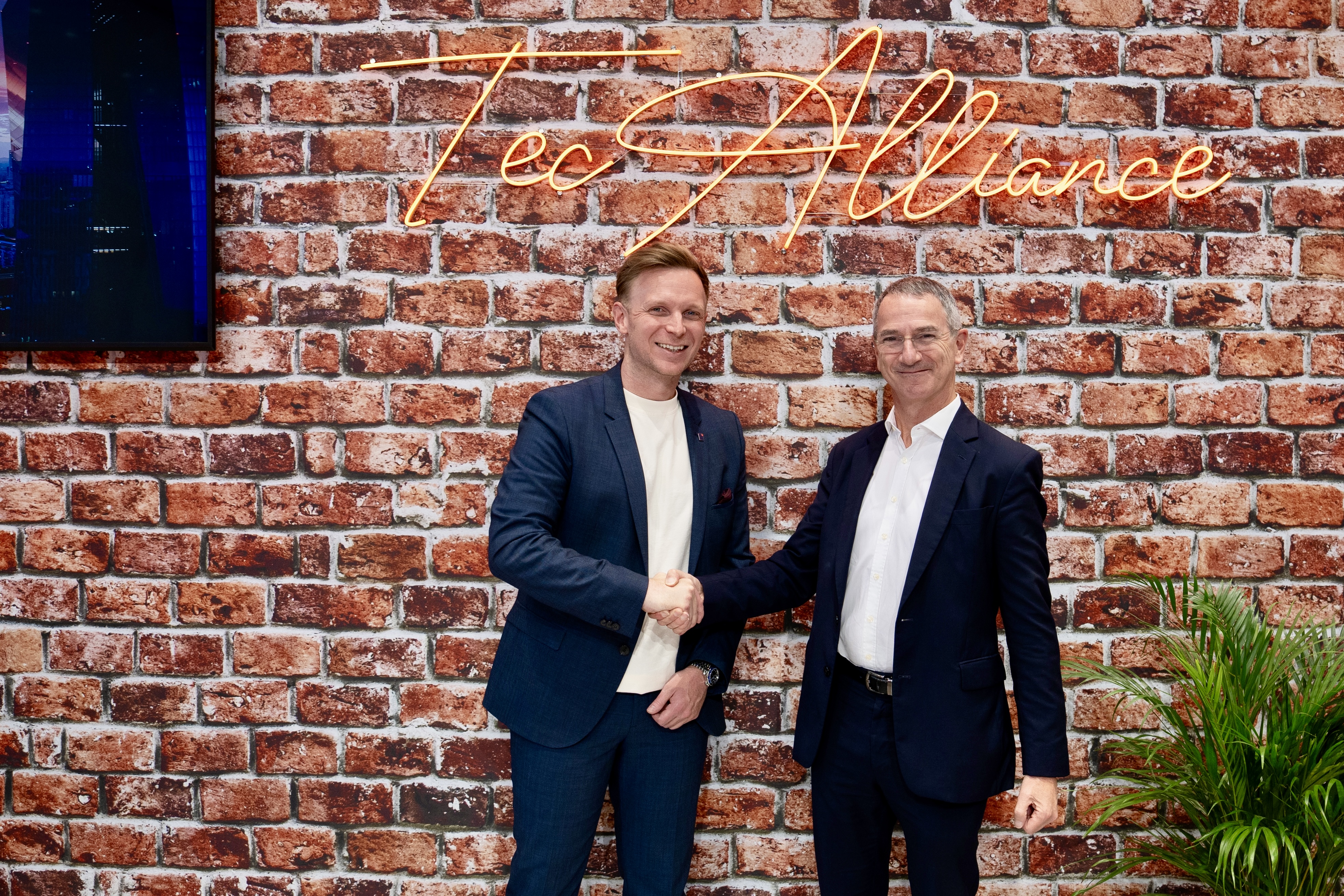 ​​​​Christian Müller (Vice President of Marketing at TecAlliance) ​and Jean Parizot (Vice President Automotive at TotalEnergies Lubrifiants)​​​​ shaking hands